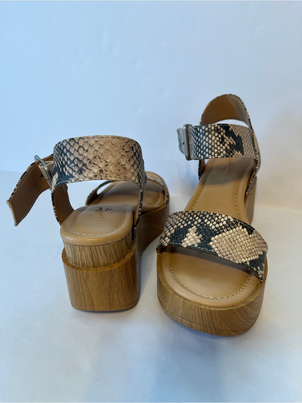 Universal Thread Snake print Platform Sandals size 6.5 with Wood-Effect Sole